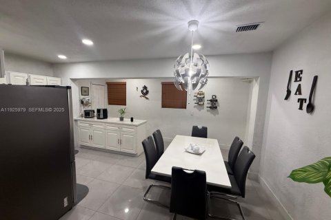 Casa en venta en Miami Gardens, Florida, 4 dormitorios, 152.55 m2 № 1988046 - foto 4