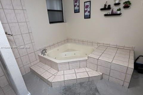 Casa en venta en Miami Gardens, Florida, 4 dormitorios, 152.55 m2 № 1988046 - foto 15