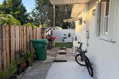 Casa en venta en Miami Gardens, Florida, 4 dormitorios, 152.55 m2 № 1988046 - foto 29