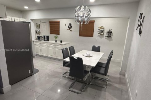 Casa en venta en Miami Gardens, Florida, 4 dormitorios, 152.55 m2 № 1988046 - foto 5