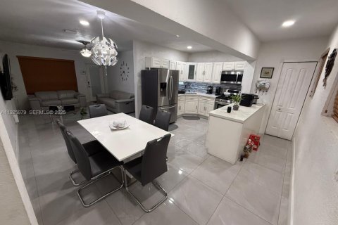 Casa en venta en Miami Gardens, Florida, 4 dormitorios, 152.55 m2 № 1988046 - foto 3