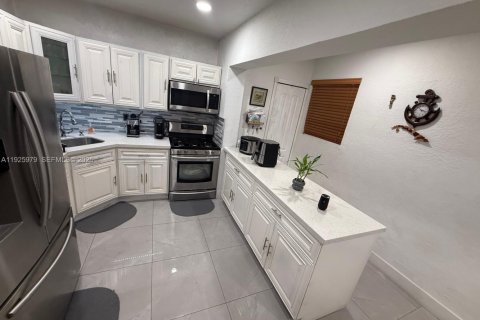 Casa en venta en Miami Gardens, Florida, 4 dormitorios, 152.55 m2 № 1988046 - foto 6