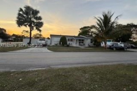 Casa en venta en Miami Gardens, Florida, 4 dormitorios, 152.55 m2 № 1988046 - foto 1