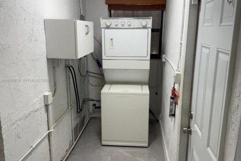 Casa en venta en Miami Gardens, Florida, 4 dormitorios, 152.55 m2 № 1988046 - foto 21