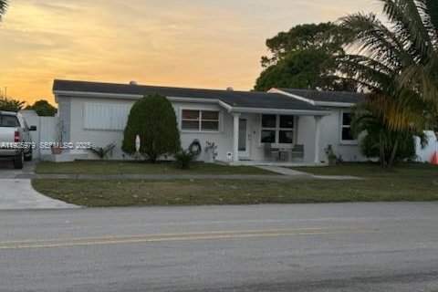 Casa en venta en Miami Gardens, Florida, 4 dormitorios, 152.55 m2 № 1988046 - foto 2