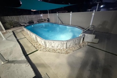 Casa en venta en Miami Gardens, Florida, 4 dormitorios, 152.55 m2 № 1988046 - foto 24