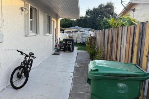 Casa en venta en Miami Gardens, Florida, 4 dormitorios, 152.55 m2 № 1988046 - foto 26