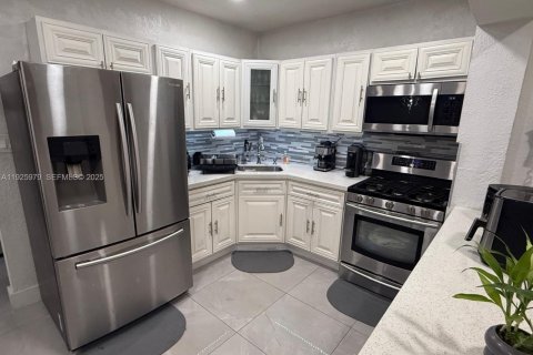 Casa en venta en Miami Gardens, Florida, 4 dormitorios, 152.55 m2 № 1988046 - foto 8