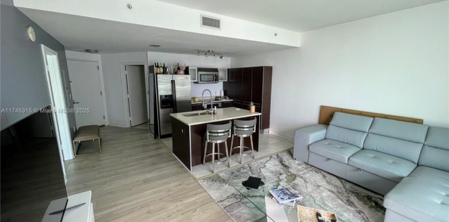 Estudio en el Condominio en Miami, Florida  № 1748751