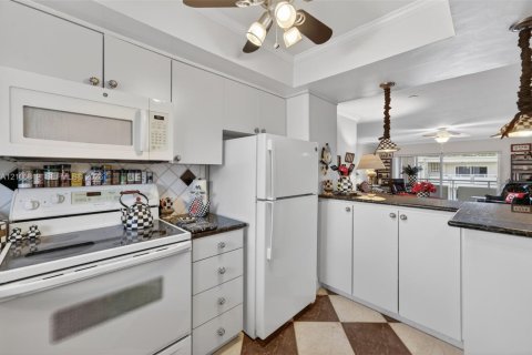 Condominio en venta en Hillsboro Beach, Florida, 2 dormitorios, 91.04 m2 № 2420756 - foto 10