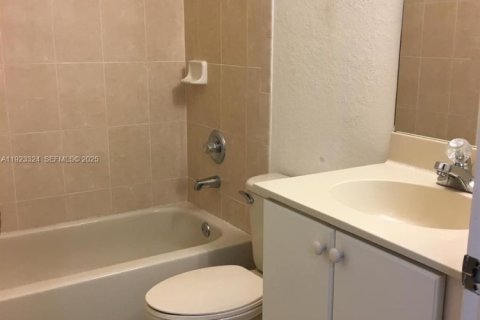 Touwnhouse à louer à Doral, Floride: 3 chambres, 135.82 m2 № 1976958 - photo 14