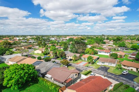 House in Miami, Florida 2 bedrooms, 116.59 sq.m. № 1949209 - photo 9