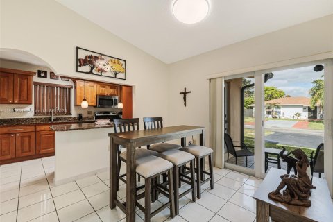 House in Miami, Florida 2 bedrooms, 116.59 sq.m. № 1949209 - photo 26