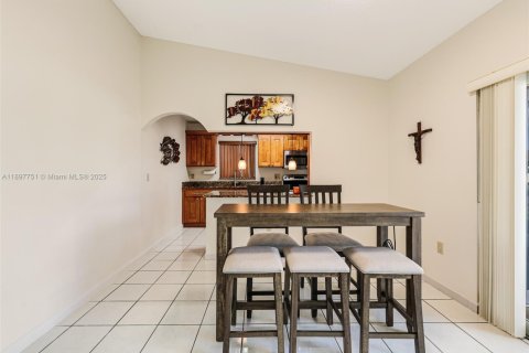 House in Miami, Florida 2 bedrooms, 116.59 sq.m. № 1949209 - photo 24