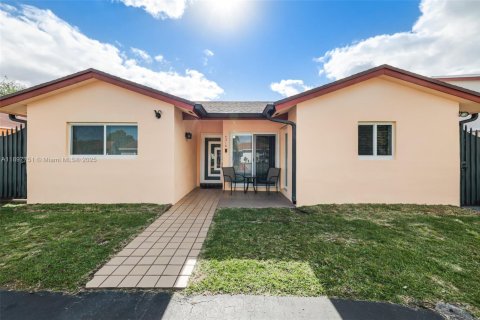 House in Miami, Florida 2 bedrooms, 116.59 sq.m. № 1949209 - photo 2