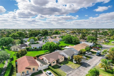 House in Miami, Florida 2 bedrooms, 116.59 sq.m. № 1949209 - photo 7