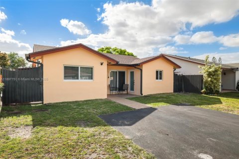 House in Miami, Florida 2 bedrooms, 116.59 sq.m. № 1949209 - photo 21