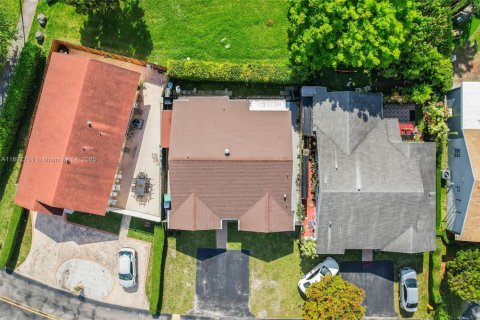 House in Miami, Florida 2 bedrooms, 116.59 sq.m. № 1949209 - photo 17