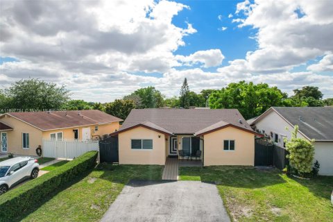 House in Miami, Florida 2 bedrooms, 116.59 sq.m. № 1949209 - photo 1