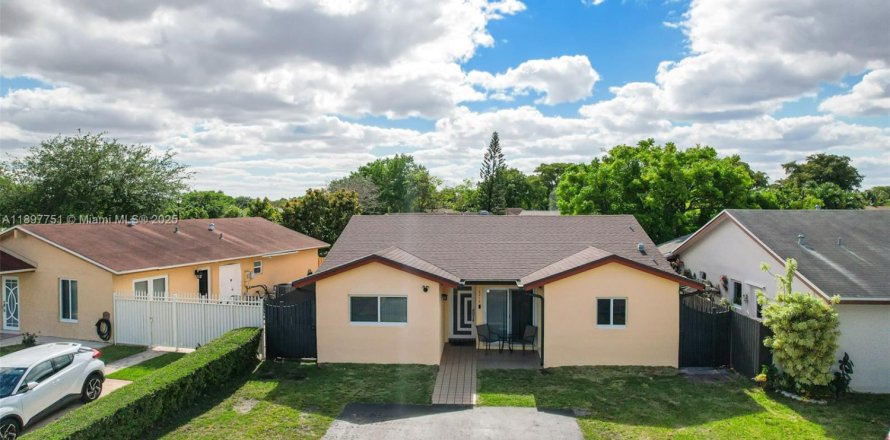 House in Miami, Florida 2 bedrooms, 116.59 sq.m. № 1949209