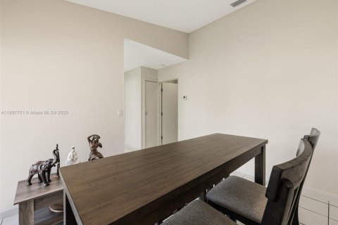 House in Miami, Florida 2 bedrooms, 116.59 sq.m. № 1949209 - photo 28
