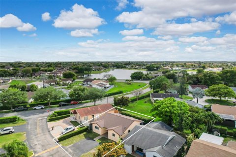 House in Miami, Florida 2 bedrooms, 116.59 sq.m. № 1949209 - photo 6