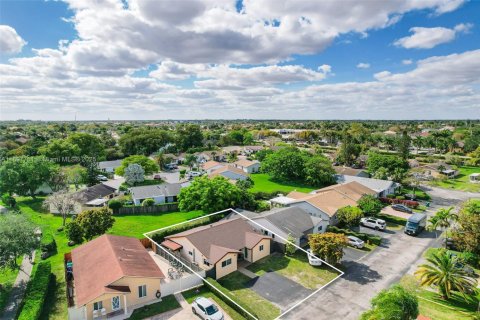 House in Miami, Florida 2 bedrooms, 116.59 sq.m. № 1949209 - photo 8