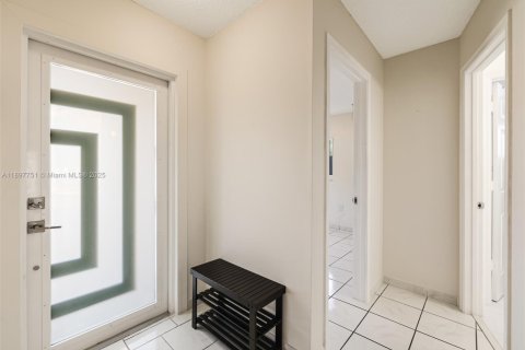 House in Miami, Florida 2 bedrooms, 116.59 sq.m. № 1949209 - photo 23