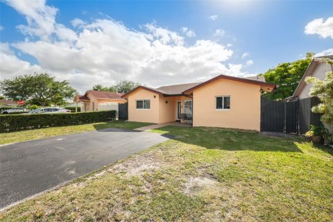 House in Miami, Florida 2 bedrooms, 116.59 sq.m. № 1949209 - photo 20
