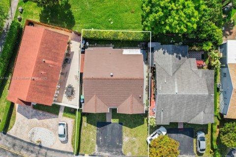 House in Miami, Florida 2 bedrooms, 116.59 sq.m. № 1949209 - photo 18