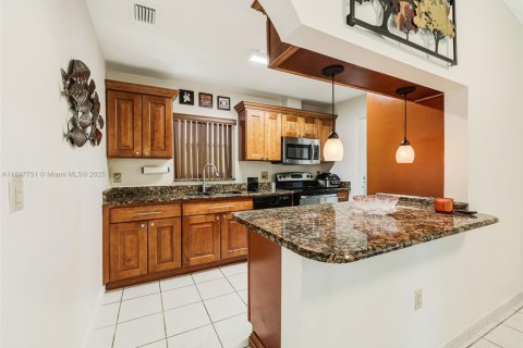 House in Miami, Florida 2 bedrooms, 116.59 sq.m. № 1949209 - photo 30