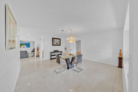House in Plantation, Florida 5 bedrooms, 370.49 sq.m. № 2378726 - photo 15
