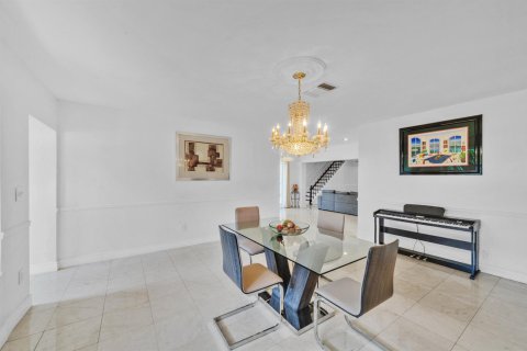 House in Plantation, Florida 5 bedrooms, 370.49 sq.m. № 2378726 - photo 17