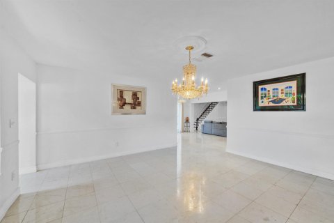 House in Plantation, Florida 5 bedrooms, 370.49 sq.m. № 2378726 - photo 18