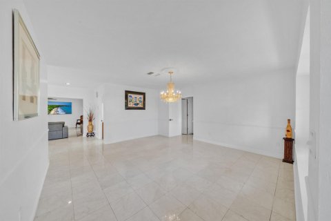 House in Plantation, Florida 5 bedrooms, 370.49 sq.m. № 2378726 - photo 16