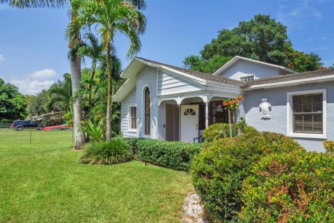 House in Plantation, Florida 5 bedrooms, 370.49 sq.m. № 2378726 - photo 11