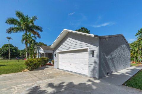 House in Plantation, Florida 5 bedrooms, 370.49 sq.m. № 2378726 - photo 10