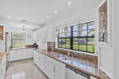 House in Plantation, Florida 5 bedrooms, 370.49 sq.m. № 2378726 - photo 30
