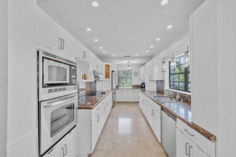 House in Plantation, Florida 5 bedrooms, 370.49 sq.m. № 2378726 - photo 29