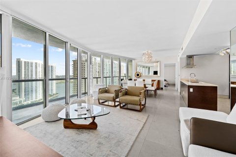 Condo in Miami, Florida, 2 bedrooms  № 1994676 - photo 13