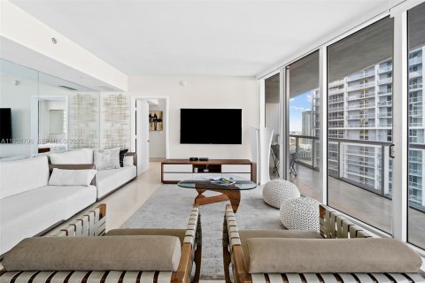 Condo in Miami, Florida, 2 bedrooms  № 1994676 - photo 7