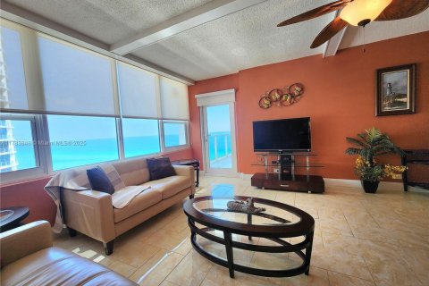 Снять в аренду кондоминиум в Холливуд, Флорида 2 спальни, 108.7м2, № 2034221 - фото 4