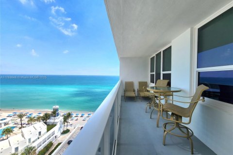 Снять в аренду кондоминиум в Холливуд, Флорида 2 спальни, 108.7м2, № 2034221 - фото 2