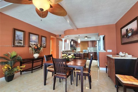 Снять в аренду кондоминиум в Холливуд, Флорида 2 спальни, 108.7м2, № 2034221 - фото 7