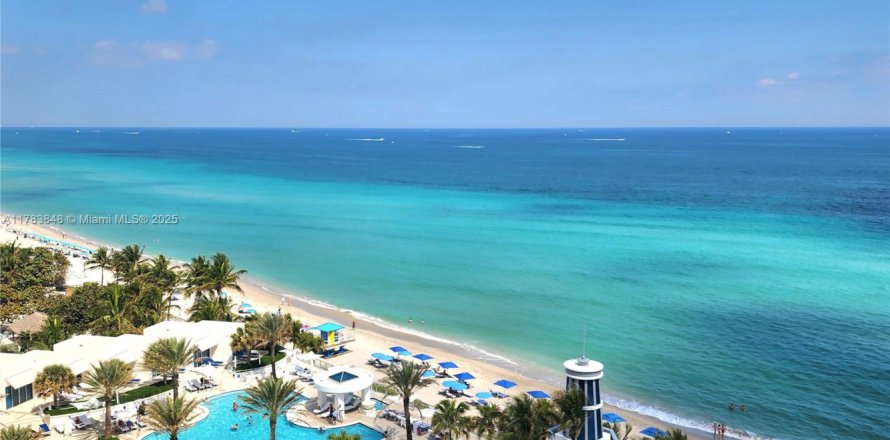 Кондоминиум с 2 спальнями в Холливуд, Флорида № 2034221