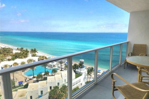 Снять в аренду кондоминиум в Холливуд, Флорида 2 спальни, 108.7м2, № 2034221 - фото 3