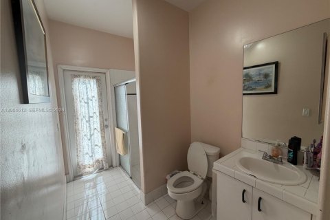 House in Pembroke Pines, Florida 5 bedrooms, 248.79 sq.m. № 2074871 - photo 7