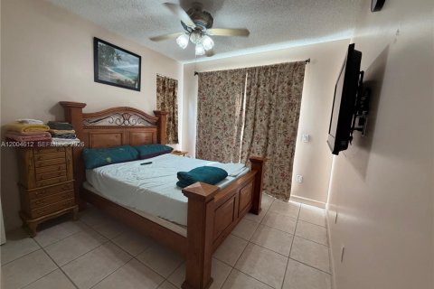 House in Pembroke Pines, Florida 5 bedrooms, 248.79 sq.m. № 2074871 - photo 6