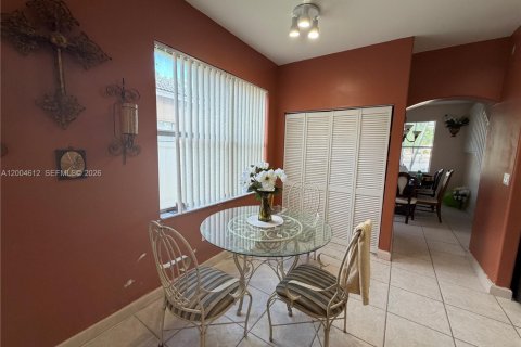 House in Pembroke Pines, Florida 5 bedrooms, 248.79 sq.m. № 2074871 - photo 4