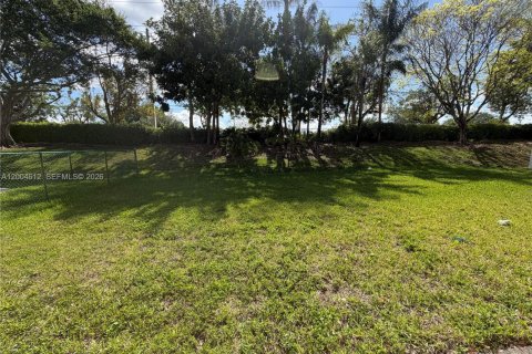 House in Pembroke Pines, Florida 5 bedrooms, 248.79 sq.m. № 2074871 - photo 16